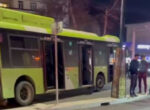 В Ташкенте электромобиль протаранил автобус на выделенной полосе. Видео