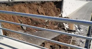 В Ташкенте обрушилась часть стены путепровода, открытого 1,5 года назад