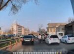 Испуганные «нервные» водители сошлись в рукопашную посреди трассы в Ташкенте. Видео