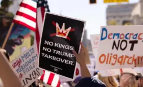 В США прошли массовые протесты против политики Дональда Трампа под лозунгом «Нет королям»