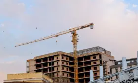 В Сенате обсудили риски коррупции при реновации жилья без конкурсов