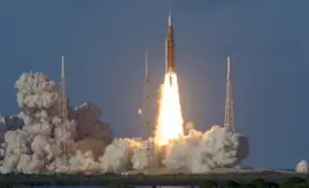 К Луне запустили первый за полвека космический корабль с астронавтами на борту