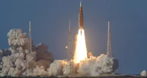 К Луне запустили первый за полвека космический корабль с астронавтами на борту