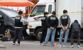 В Южной Корее грузовик наехал на участников митинга, погиб один человек