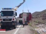 На перевале Камчик спасатели вытащили угодивший в кювет грузовик. Видео