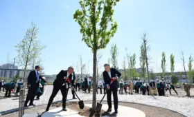 Президент посадил первые деревья в создаваемом Национальном дендропарке