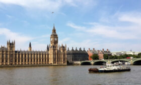 Парламент Великобритании одобрил запрет на продажу сигарет родившимся после 2008 года