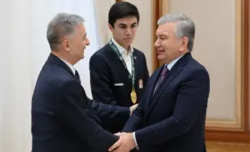 Жавохира Синдарова принял и наградил президент Узбекистана