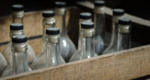 В Ташкенте три бизнесмена обманывали систему маркировки и продавали контрафактный алкоголь