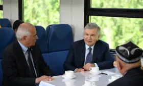 Президент проехал по кольцевой железной дороге в Ферганской долине