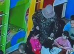 Кулаки против детей. В Самаркандской области воспитательницу частного детсада уволили за применение силы к ребенку. Видео