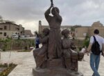 Жительница Сурхандарьи оштрафована за поцелуй скульптуры в Ичан-Кале