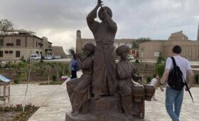 Жительница Сурхандарьи оштрафована за поцелуй скульптуры в Ичан-Кале