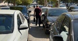 Автомобили, припаркованные на тротуарах в Ташкенте, начнут забирать на штрафстоянку — ЦОДД