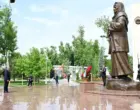 «Защита Родины — долг каждого поколения». Президент Узбекистана возложил венок к монументу «Ода стойкости» (фото)