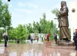 «Защита Родины — долг каждого поколения». Президент Узбекистана возложил венок к монументу «Ода стойкости» (фото)