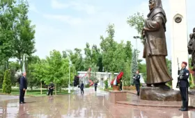 «Защита Родины — долг каждого поколения». Президент Узбекистана возложил венок к монументу «Ода стойкости» (фото)