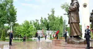 «Защита Родины — долг каждого поколения». Президент Узбекистана возложил венок к монументу «Ода стойкости» (фото)