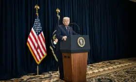 США и Иран обменялись ударами в Ормузском проливе. Трамп заявил, что перемирие остаётся в силе