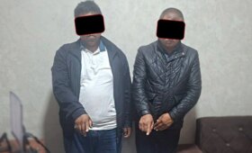 Глава махалли и помощник хокима в Андижане задержаны при получении $31 тысячи
