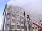 В Бухаре загорелась крыша многоэтажного дома. Видео