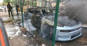 В Ташкентском районе полностью выгорел дорогой электрокар. Видео