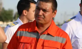Железнодорожник спас двух детей, упавших в канал в Ташкенте