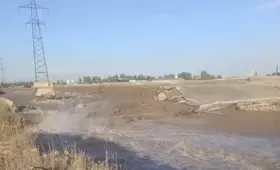 На реке Чирчик на окраине Ташкента частично обрушилась водорегулирующая плотина