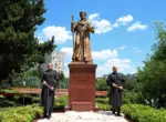 В Тбилиси открыли памятник Алишеру Навои