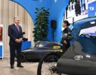 Студентке из Нукуса подарили электромобиль Volkswagen в качестве подарка президента
