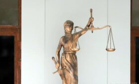 Суд отменил штраф 18-летней девушке, которая кричала, защищаясь от домогательств бывшего тренера
