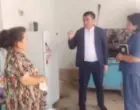 Хоким района заглянул в чужой холодильник. Его пресс-служба попыталась его оправдать