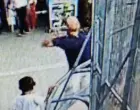 Посетителя Ташкентского зоопарка, бросавшего камни в льва и дикобразов, оштрафовали на 2,8 млн сумов