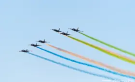 Самолёты ВВС нарисовали в небе над Новым Ташкентом флаг Узбекистана (фото, видео)