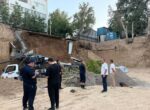 В Ташкенте на стройке рядом с жилыми домами обрушился котлован. Есть пострадавший. Видео