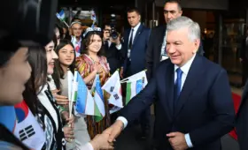 Президент Узбекистана, прибыв в Сеул, пообщался с соотечественниками