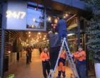 Столы Brasserie Park у ЦУМа убрали после конфликта сотрудника с курьером