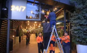 Столы Brasserie Park у ЦУМа убрали после конфликта сотрудника с курьером
