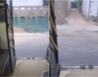Водителя автобуса в Ташкенте оштрафовали за движение с открытой дверью