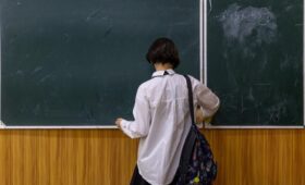 В 2025 году в школах и детсадах выявили 122 случая насилия над детьми — сенатор