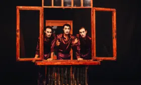 Осторожно, двери закрываются. «Театр+» впервые поставил спектакль «Трое на качелях»