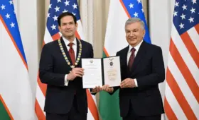 Президент Узбекистана наградил госсекретаря и спецпосланника США